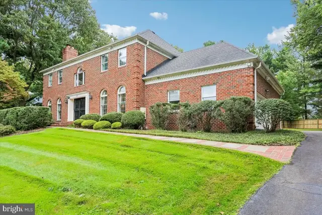 899 Linganore Dr, Mclean