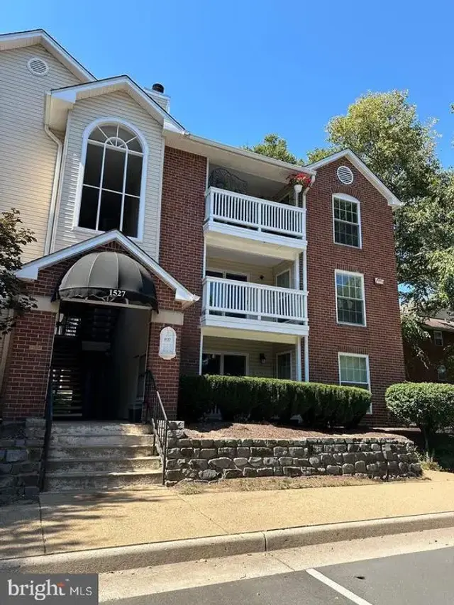 1527 Lincoln Way #104, Mclean