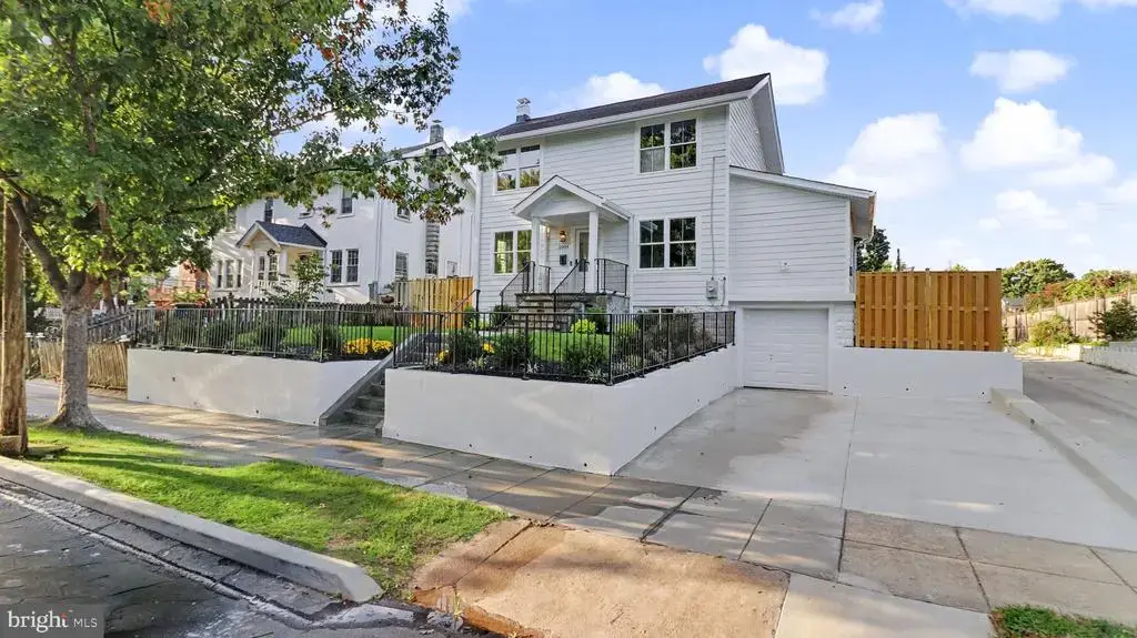 2004 Perry St Ne, WASHINGTON