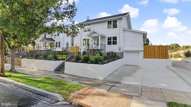 2004 Perry St Ne, Washington