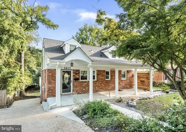 2617 E Maple St, Alexandria