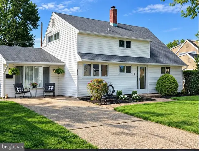 223 Indian Creek, Levittown