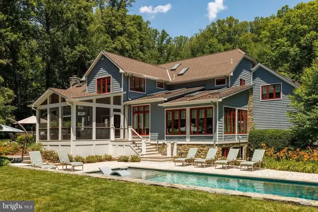 927 Hickory Run Ln, Great Falls