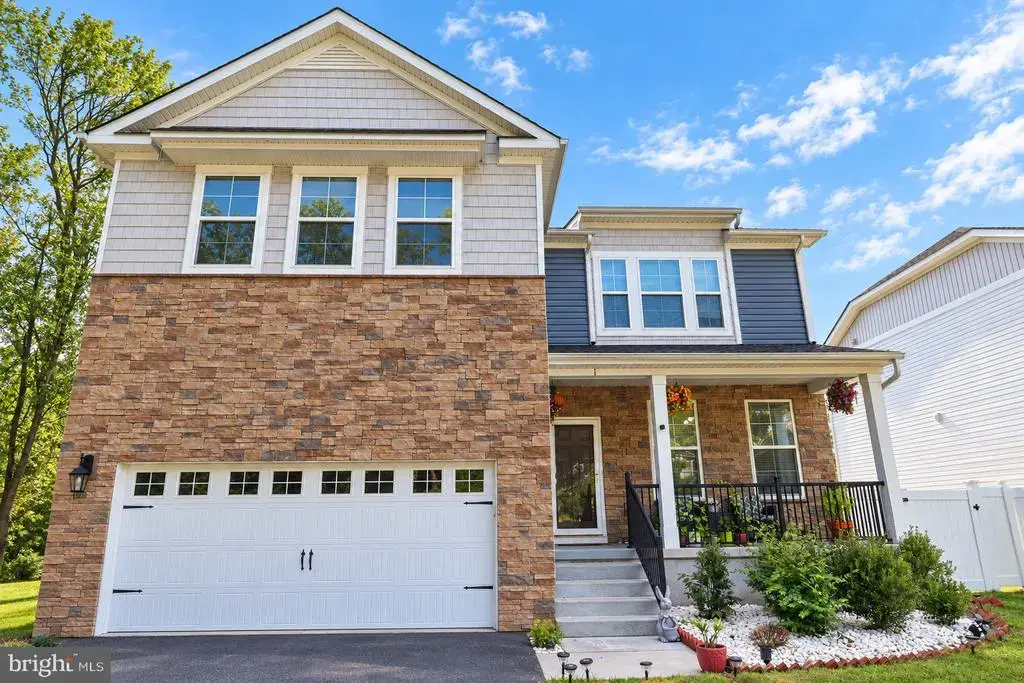 1 Westmont Dr, MEDFORD