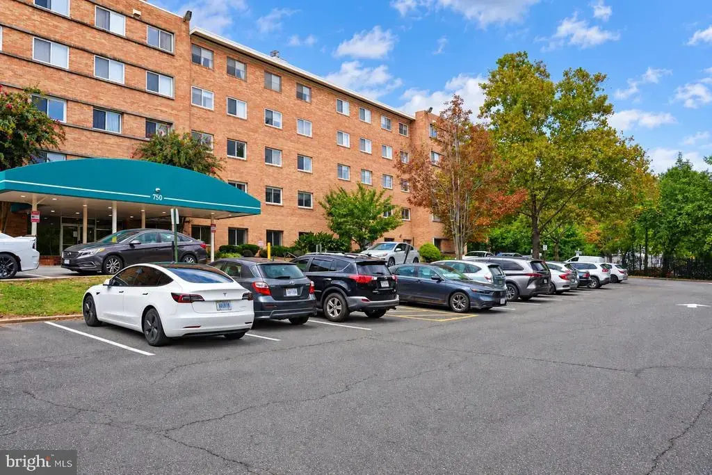 750 S Dickerson St #402, ARLINGTON