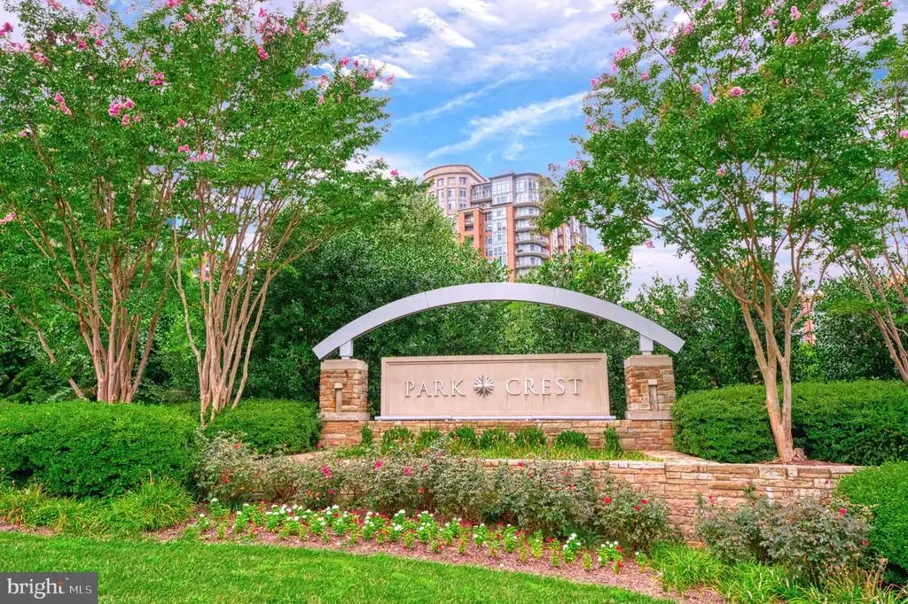 8220 Crestwood Heights Dr #216, MCLEAN