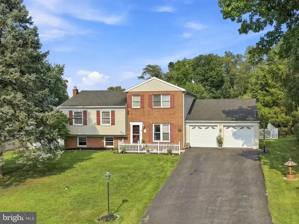 2494 Ellendale Dr, LANCASTER