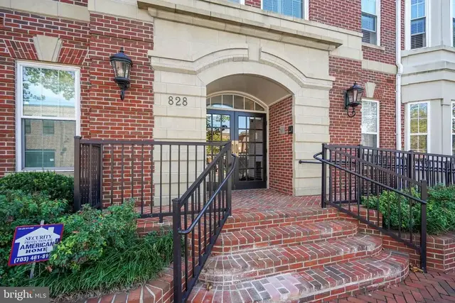 828 Slaters Ln #204, Alexandria
