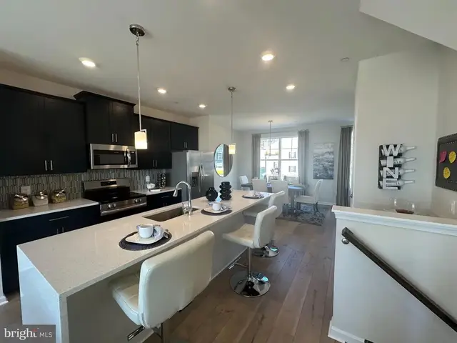 338 Aqua Sq, Edgewood
