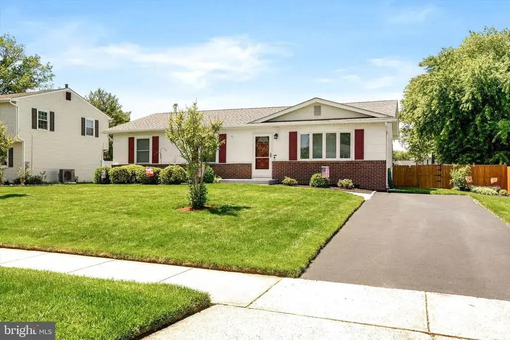 11 Lilac Dr, EWING