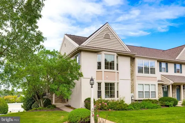 636 Royal View Dr, Lancaster