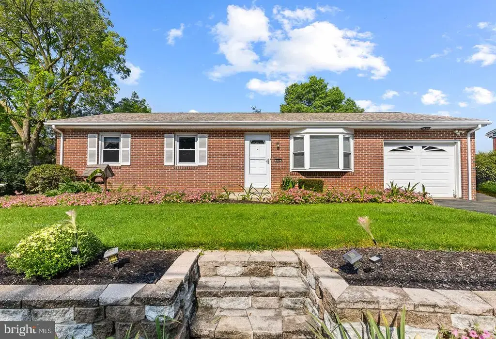 910 Pine Hill Rd, LITITZ