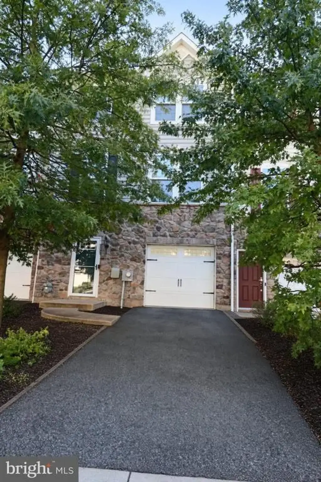 225 W General Grey Ct, NEWARK
