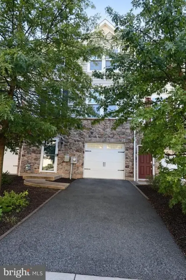 225 W General Grey Ct, Newark