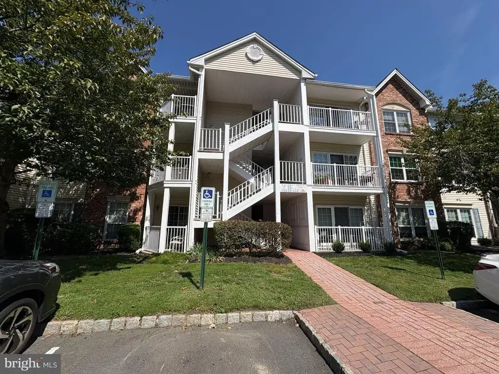 32 Versailles Ct, HAMILTON