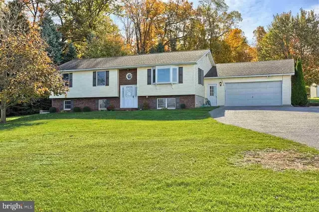 571 E Tolna Rd, Shrewsbury