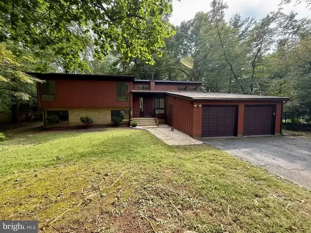 10411 Hunter Ridge Dr, Oakton