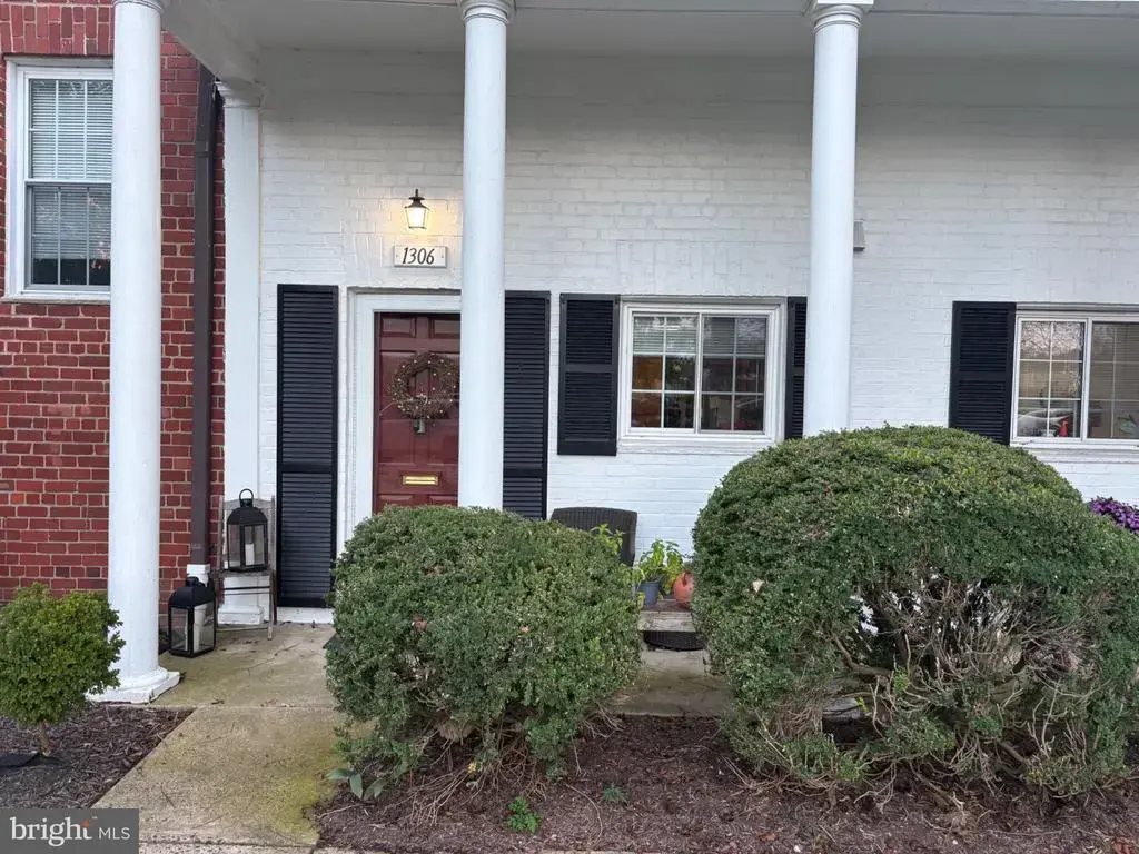 1306 Martha Custis Dr, ALEXANDRIA