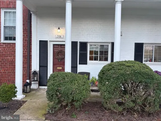 1306 Martha Custis Dr, Alexandria
