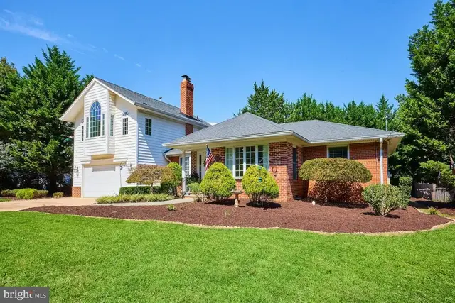 3032 Crane Dr, Falls Church