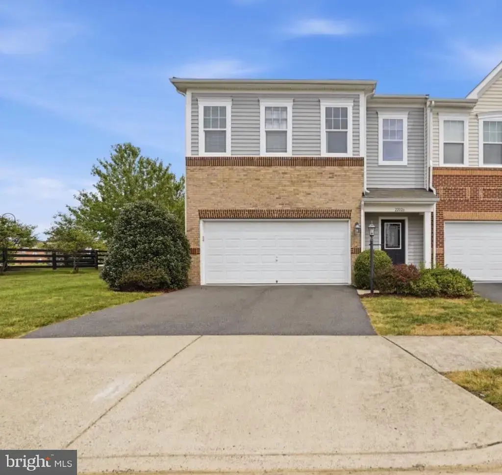 22026 Gardenwall Ter, BROADLANDS
