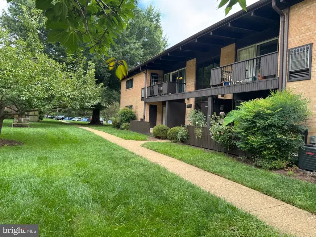 7821 Enola St #105, MCLEAN