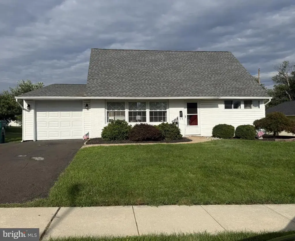 82 Cobalt Ridge Dr E, LEVITTOWN