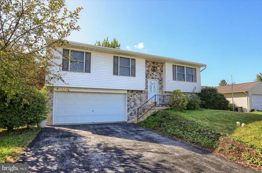 22 Treeline Dr, NEWMANSTOWN