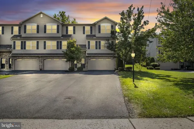 128 Old Schoolhouse Ln, Mechanicsburg