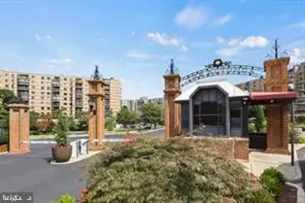 8380 Greensboro Dr #625, MCLEAN