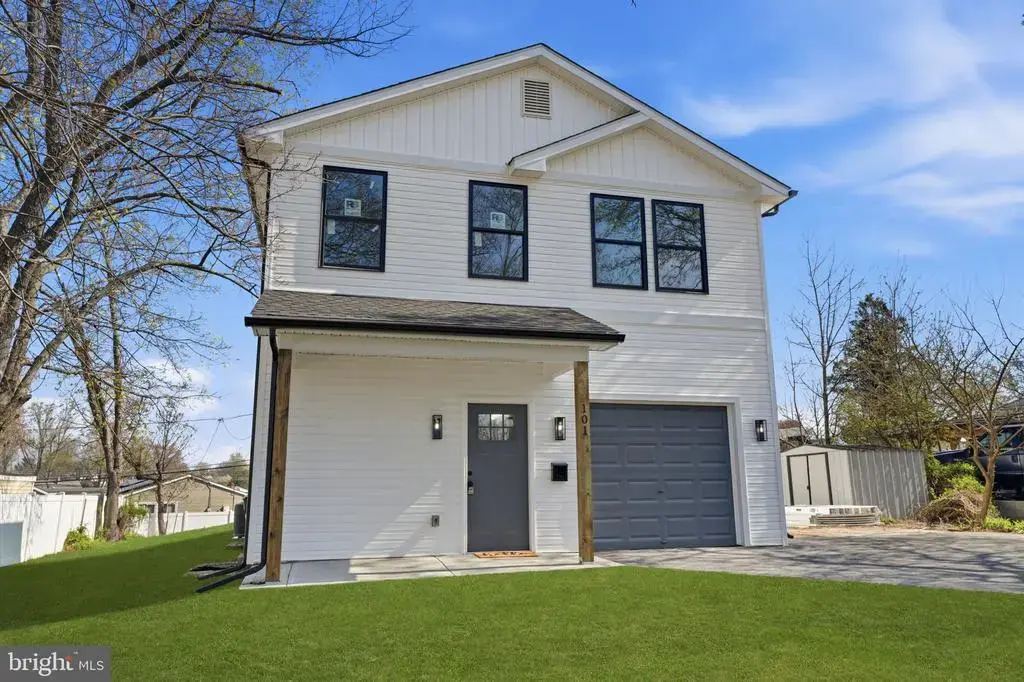 6 Starlight Ln, LEVITTOWN