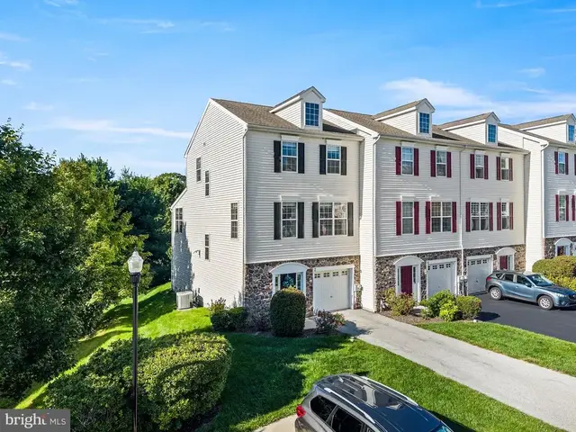 2 Shoreham Dr, Coatesville