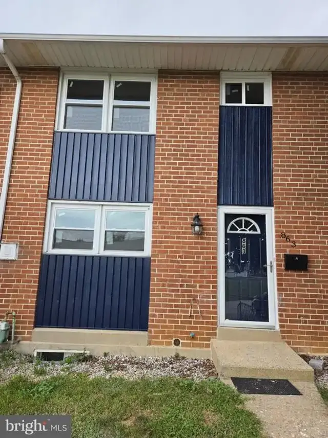 863 E Kings Ct, York