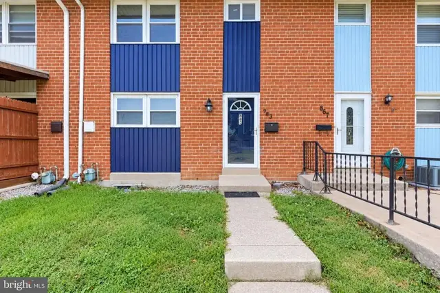 863 E Kings Ct, York
