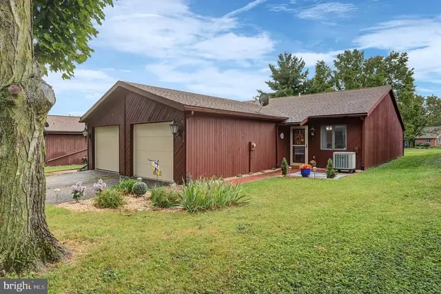318 Stonegate Cir N, Chambersburg
