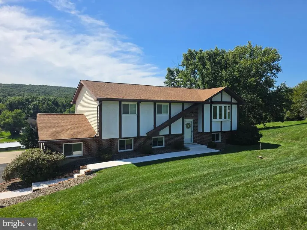 11 Birdsfoot Dr, ROBESONIA
