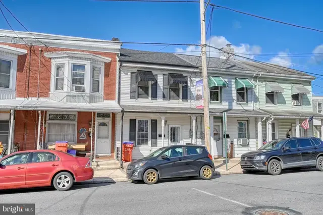 242 N 3rd St, Hamburg