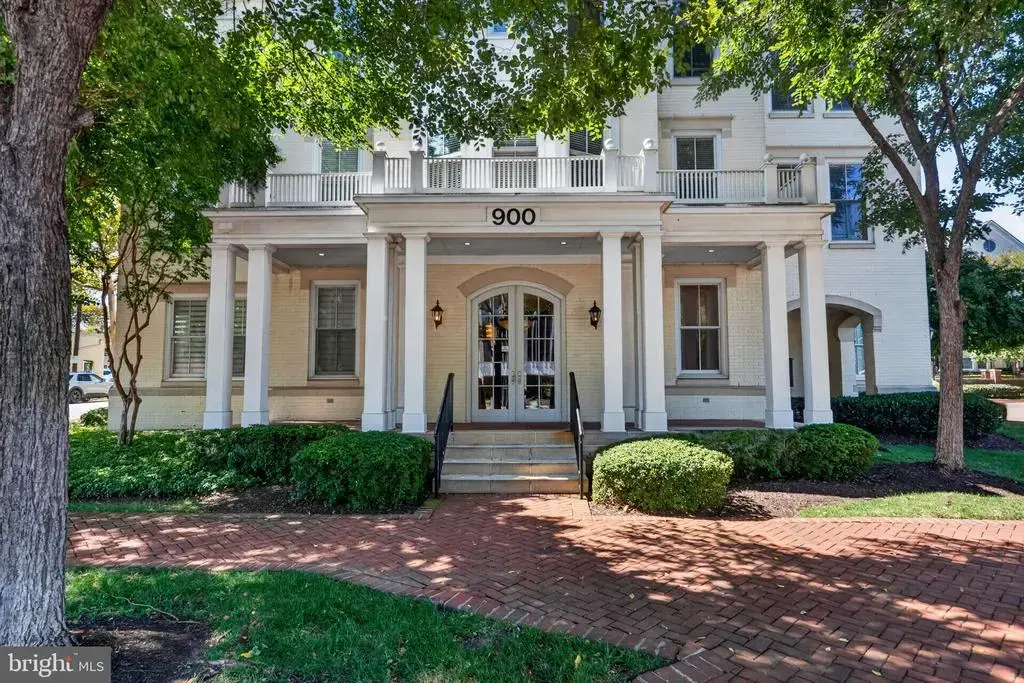 900 N Washington St #302e, ALEXANDRIA