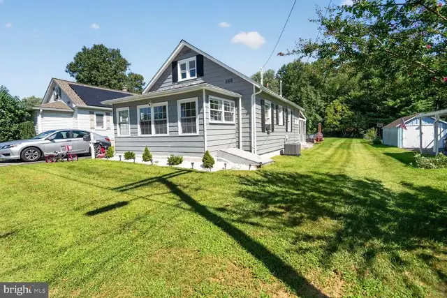101 Oak St, Edgewood