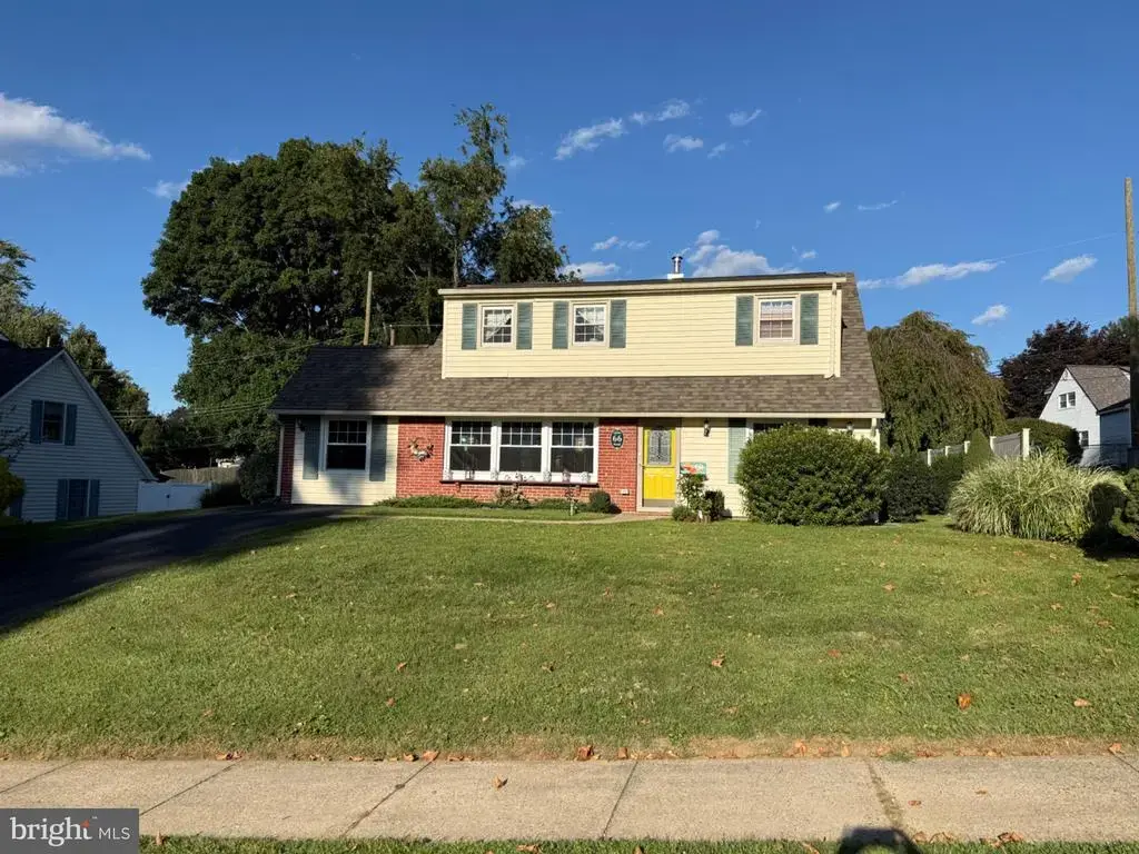 66 Quiet Rd, LEVITTOWN