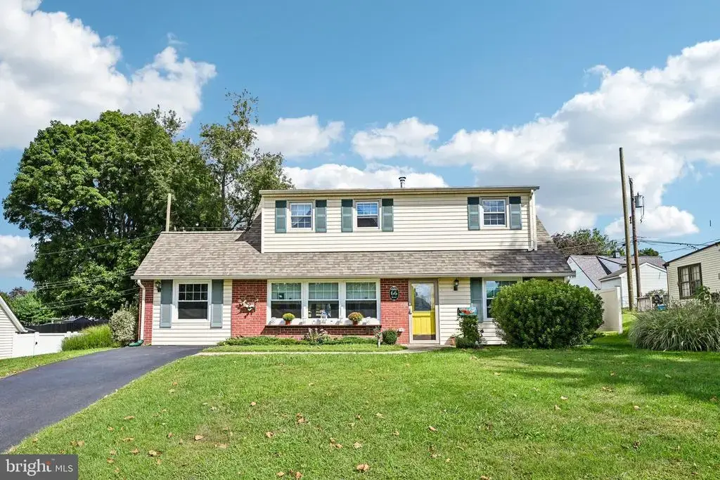 66 Quiet Rd, LEVITTOWN