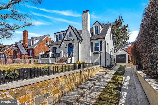 1607 N Glebe Rd, Arlington