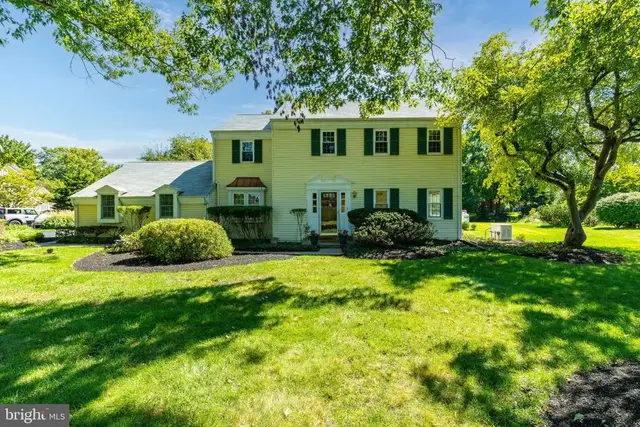 7 Averstone Dr E, Washington Crossing