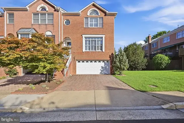 8143 Madrillon Ct, Vienna