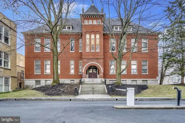 133 W Locust St #221, Mechanicsburg