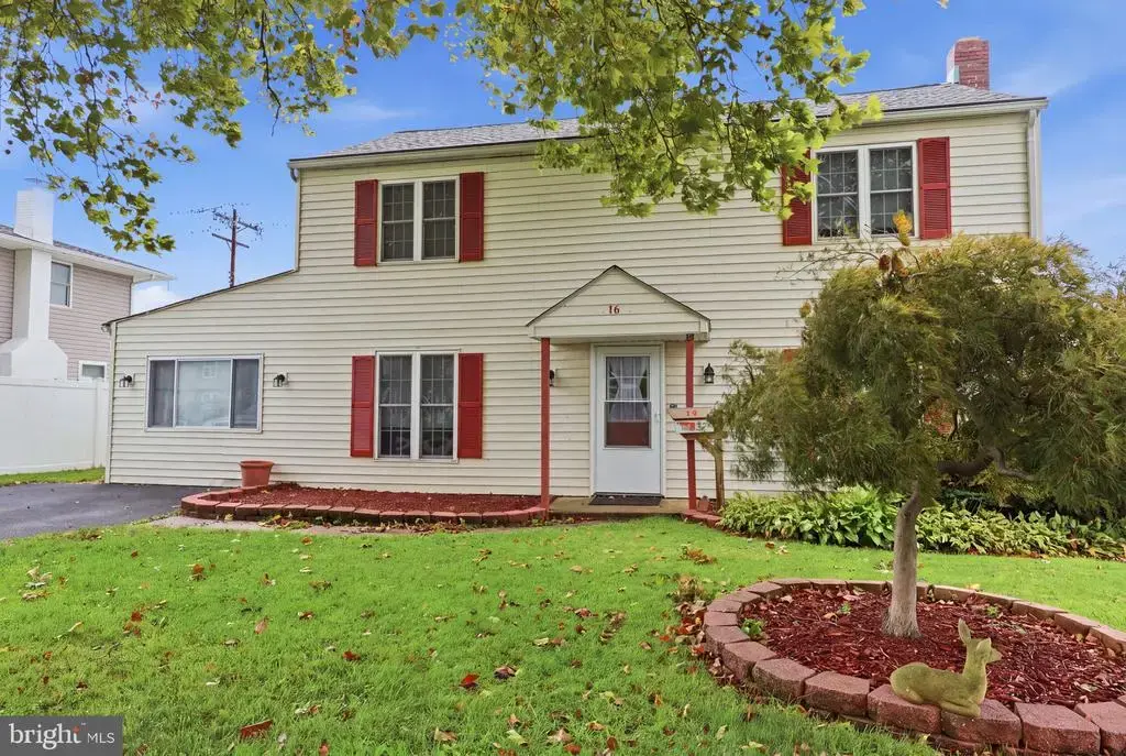 16 Tweed Rd, LEVITTOWN