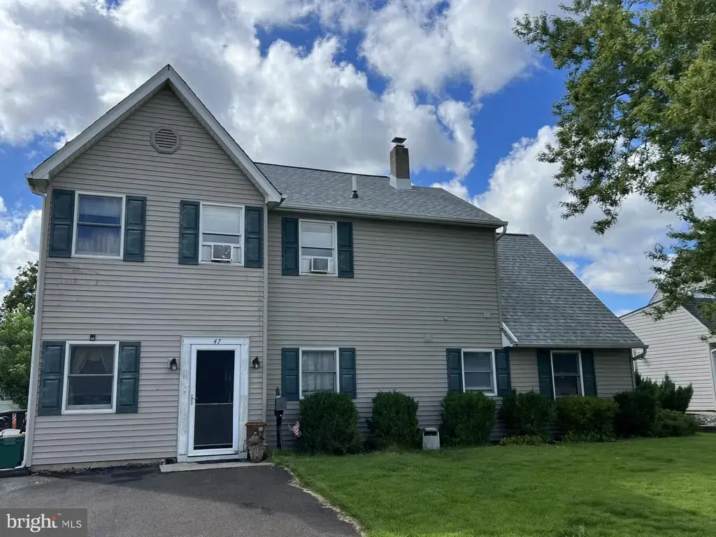 47 Neptune Ln, LEVITTOWN