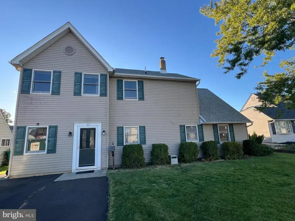 47 Neptune Ln, LEVITTOWN