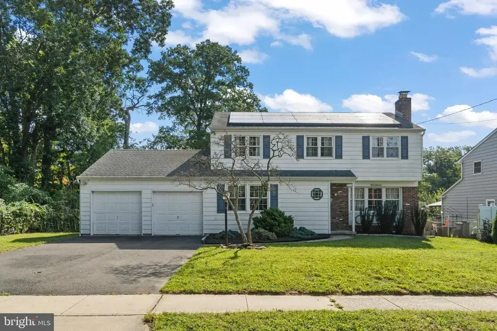 1 Longwood Dr, BURLINGTON