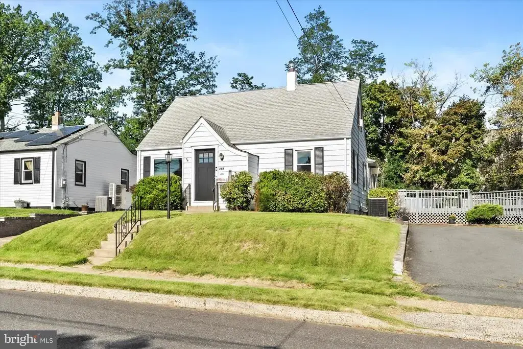 359 Churchill Ave, HAMILTON